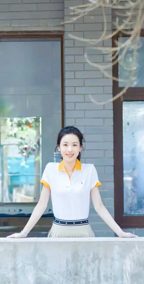 不愧是笑脸女神,陈都灵穿出学院风,是南航温柔的大四学生_身材_文艺