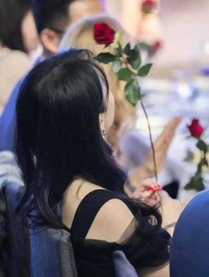 刘亦菲这个背影真滴是绝了:骨肉匀称,肤感细腻,露出的肌肤颜色相当