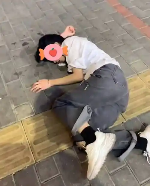 原创女孩喝醉横卧街头边呕吐边哭知情者男友投向了别人的怀抱