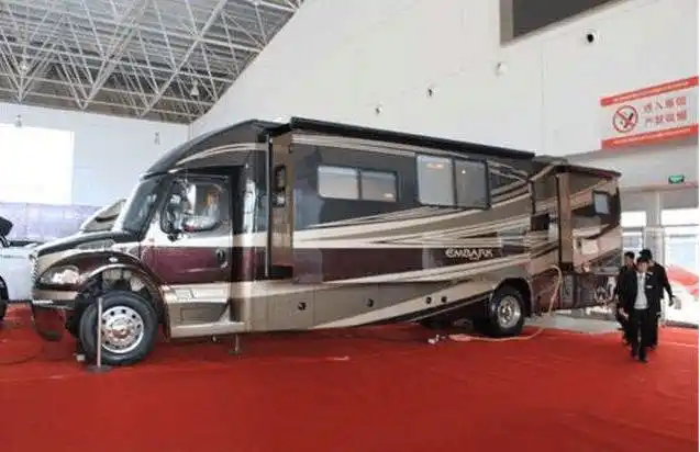 成龙的巨型房车,一箱油2千,内部豪华不已,省下不少酒店钱!