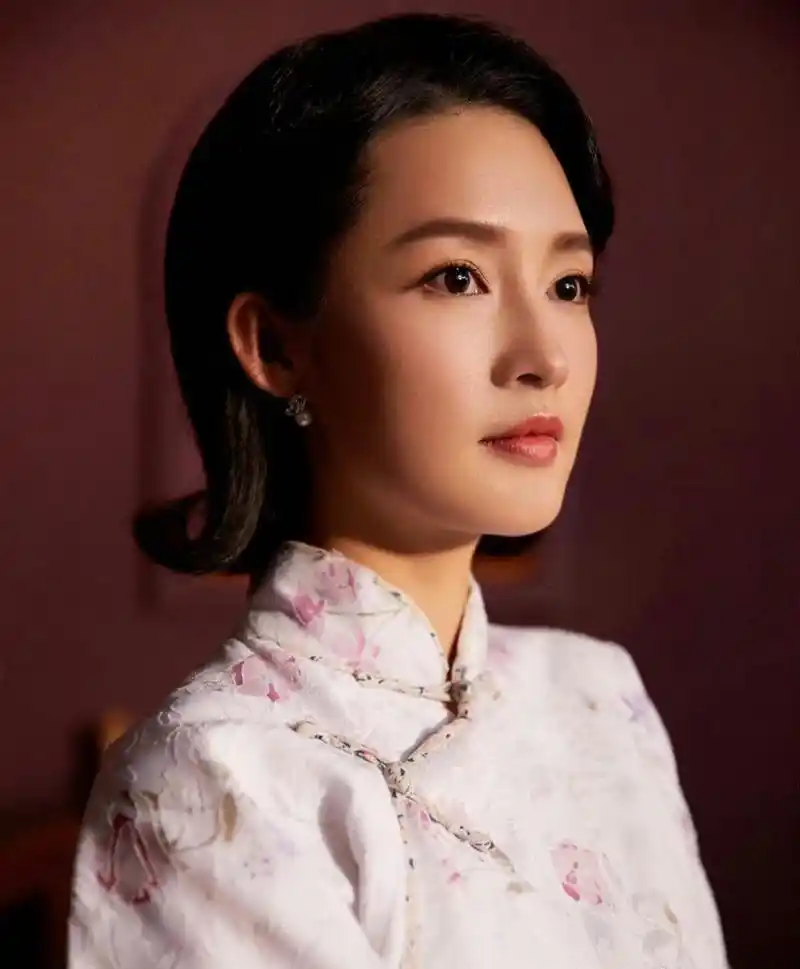 李沁旗袍造型优雅端庄,气质温婉.