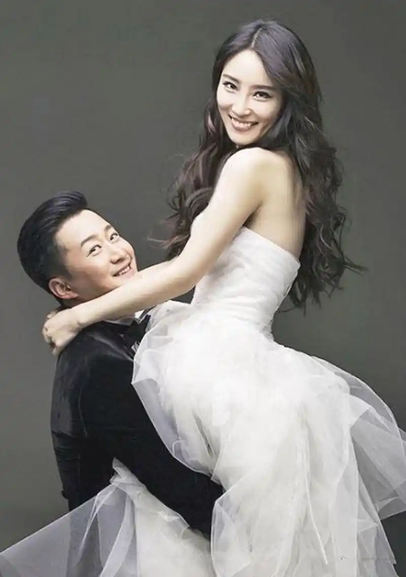 考古谢楠和吴京的婚纱照,原来谢楠长发长这样,怪不得吴京说想要再追