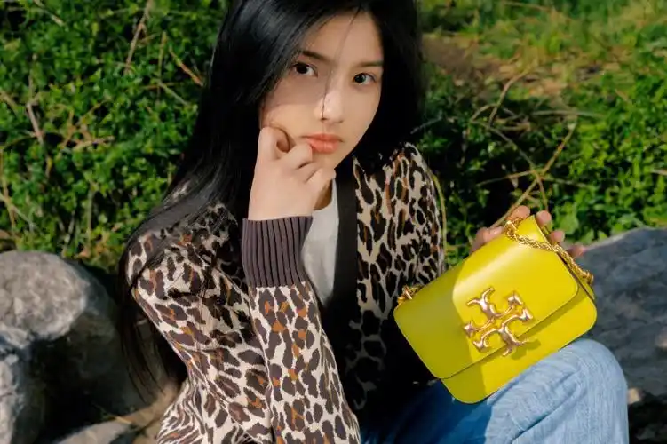 演员艾米身着toryburch2022春夏系列re