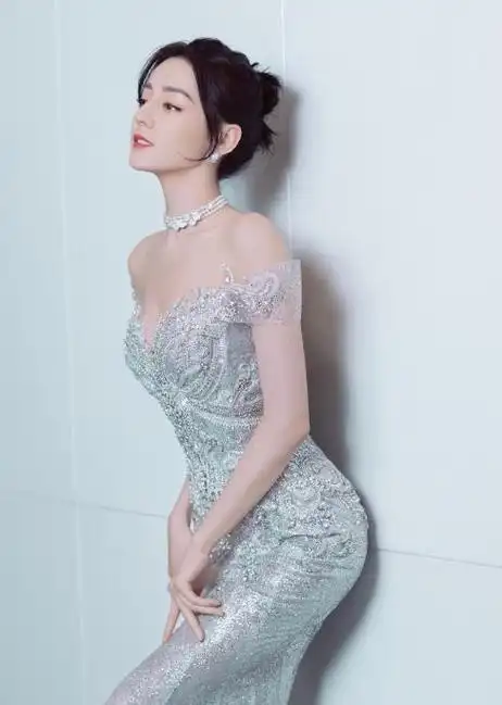 迪丽热巴身材一绝!