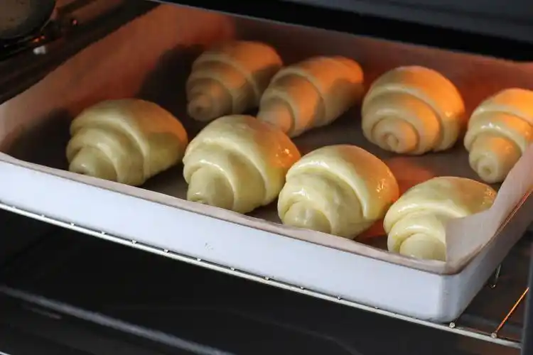 家庭版黄油面包卷-怎么制作黄油面包卷-黄油面包卷的简单做法-黄油