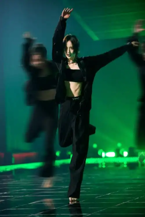 佟丽娅光脚热舞!穿西裤劈叉轻松自如,身材苗条腹部肋骨突出明显