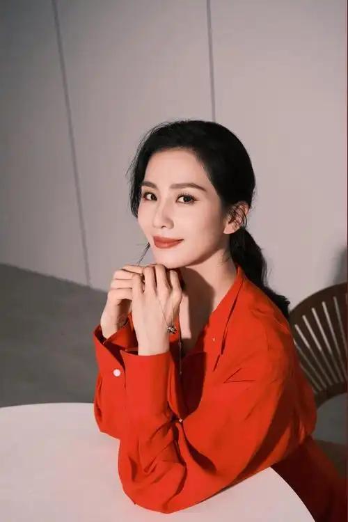 刘诗诗红色造型盘点,一身红装的女侠任如意给的灵感