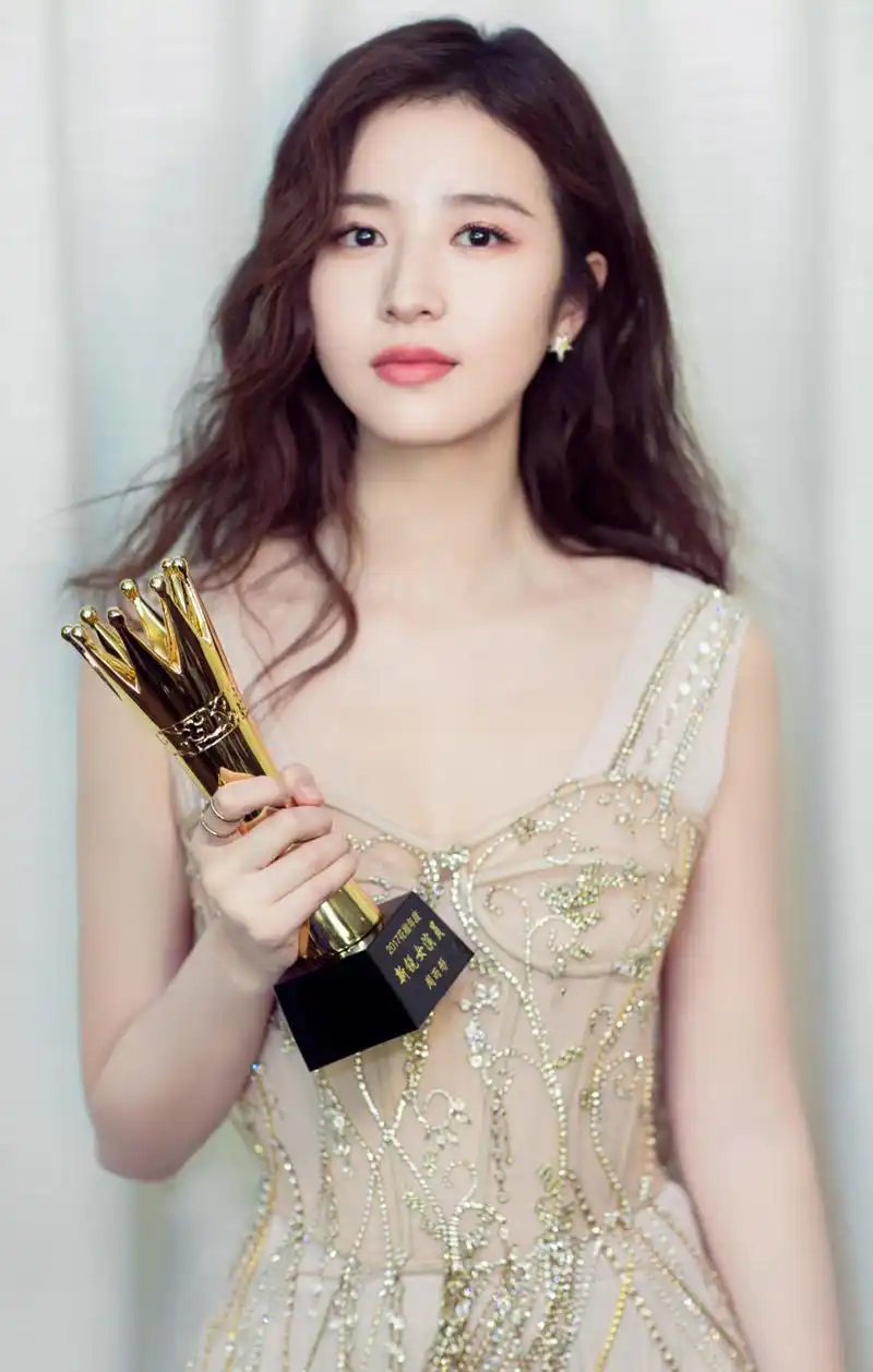 周雨彤性感优雅低胸长裙写真图片