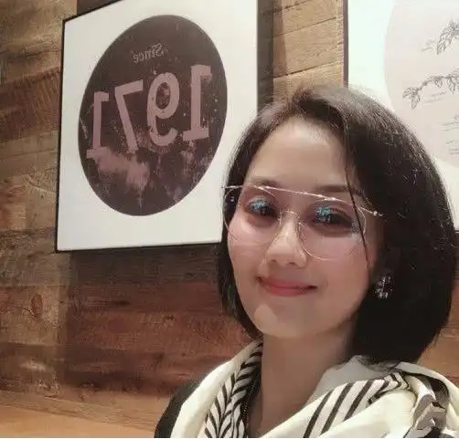 55岁李颖穿紧身裙,侧面肚腩赘肉横生,她起码很真实不会装!