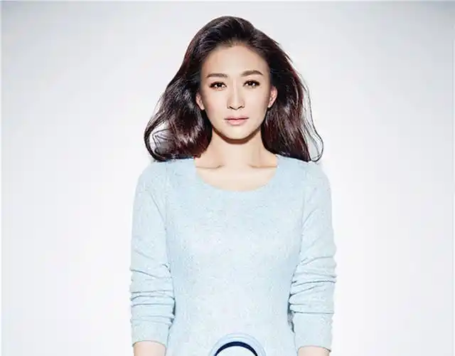 李小冉最新杂志大片曝光 演绎优雅女神范儿