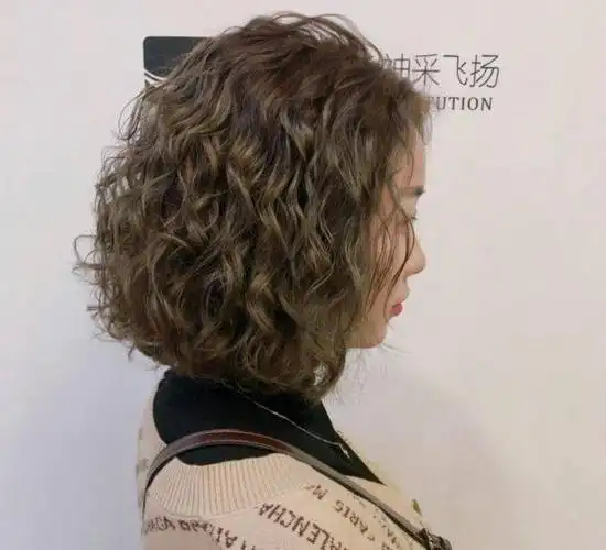 时尚"螺丝卷"发型