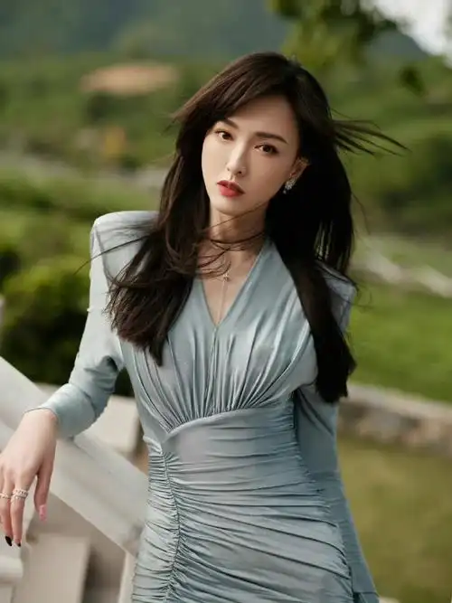 唐嫣蓝色短裙拍摄花絮##唐嫣的全糖花絮