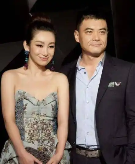 谁都知秦海璐前任是李厚霖,却不知王新军前妻是她,我们的老熟人_唐静