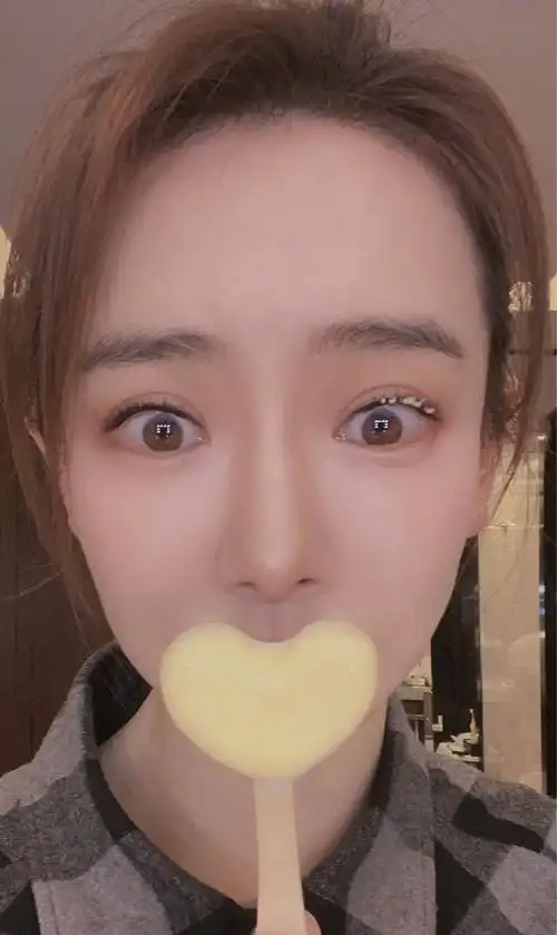 戚薇用一个小道具就能拍成大片,笑容实在是太甜了!