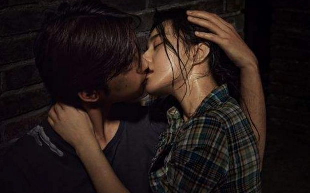 大黑牛这一张,最温馨,你肯定觉得这就是本年度最佳亲吻照了,对吧.