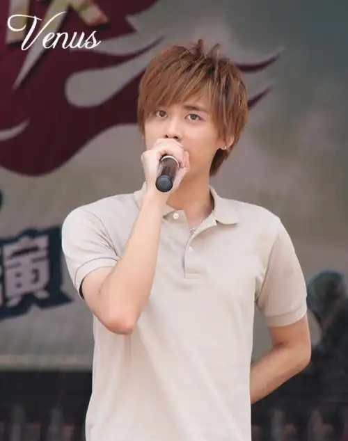 可爱小表情050505孩子气的脸 轻轻皱着眉 你想起了谁@李易峰#与