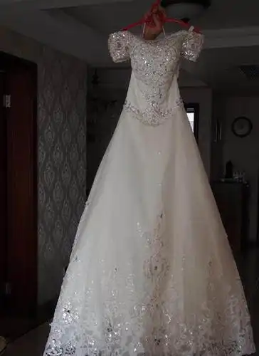 豪华白色水晶一字肩婚纱(送头纱)只用过一次