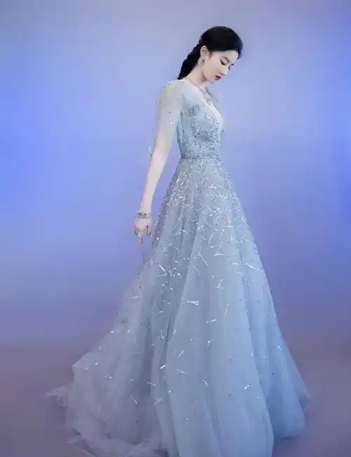 刘亦菲一袭深v雾蓝薄纱礼裙高贵优雅大方是落入凡尘的仙子