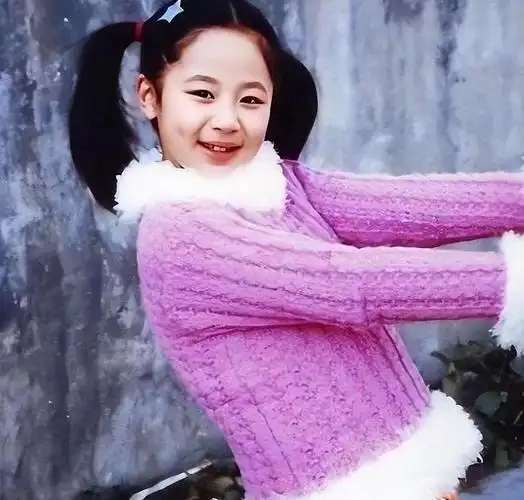 笑的时候浅浅的梨涡,就像邻家姐姐一般具有亲和力.