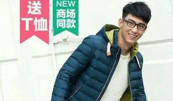 许凯走红前泳装模特照遭曝光,网友大呼"出道前的他长这样"?