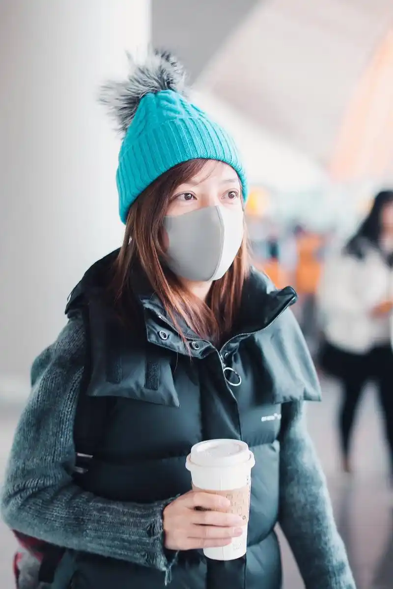 42岁赵薇官司缠身,素颜机场街拍面容憔悴,一袭黑色大衣气场十足