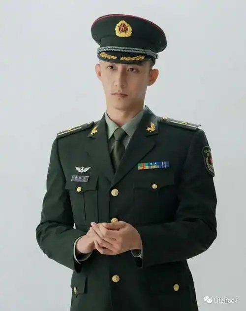 黄景瑜帅气军装照刷屏,活脱脱行走的衣架子!