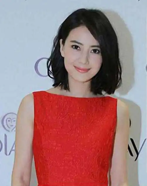 谁说女神一定都要黑长直?看看41岁的高圆圆,换什么发型都美