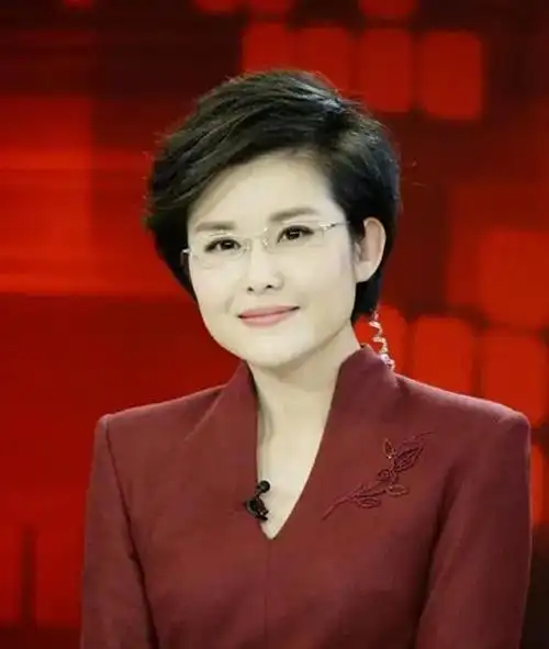 女主持人王宁近照,漂亮有气质!网友:王宁,才是目前央视一姐!_网易订阅