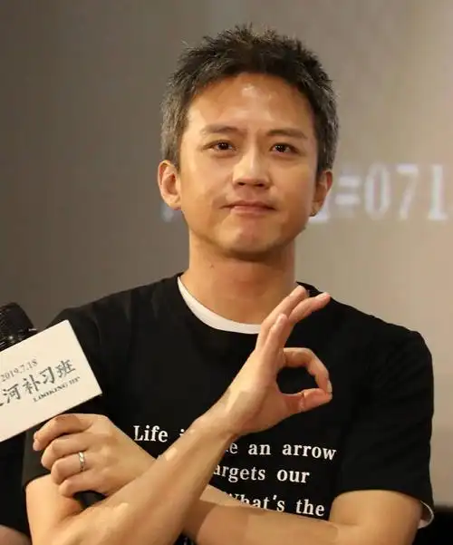 邓超为这部电影放弃《跑男》,从尬笑男神变催泪慈父,他赌赢了!