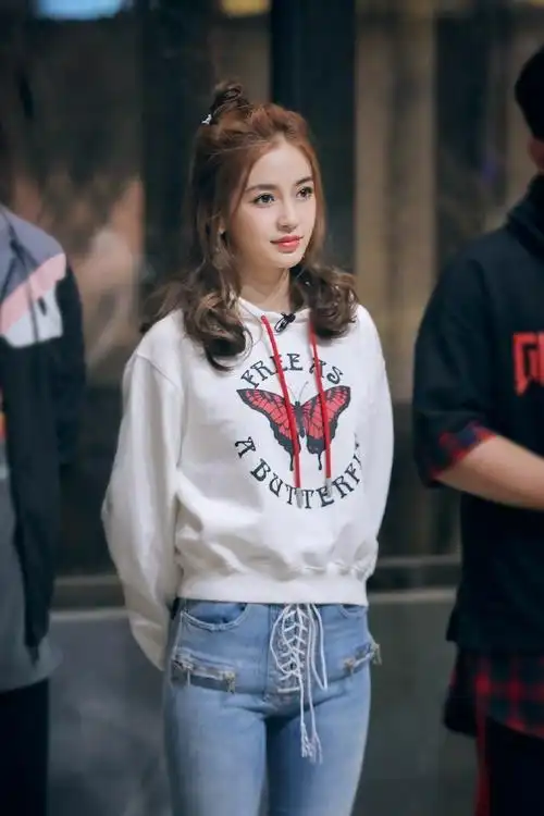 angelababy 白色卫衣搭配高腰牛仔裤清新可. 来自天下星闻 - 微博