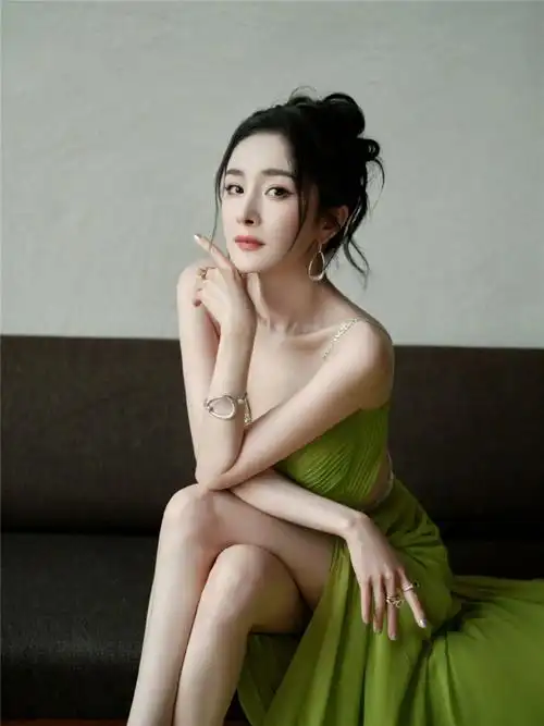 杨幂优雅亮相voguefilm活动 绿裙盘发造型明媚浪漫-舆情时评-时光碎片