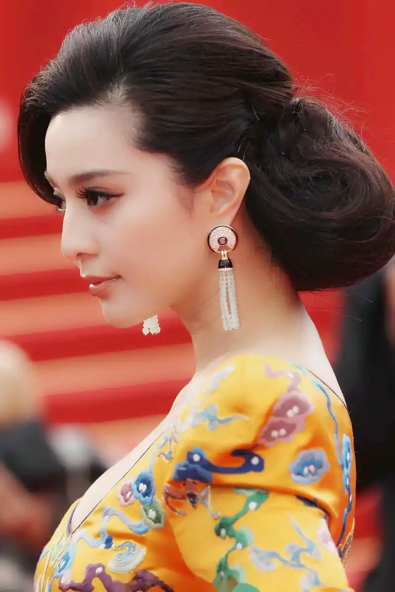 近日,国际权威时尚资讯网red carpet fashion awards,评选了"十年十款