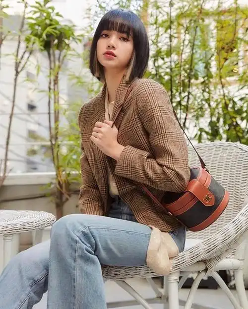 最后,来欣赏lalisa女士把短发玩出花系列——一个啾啾优雅温柔帽子一