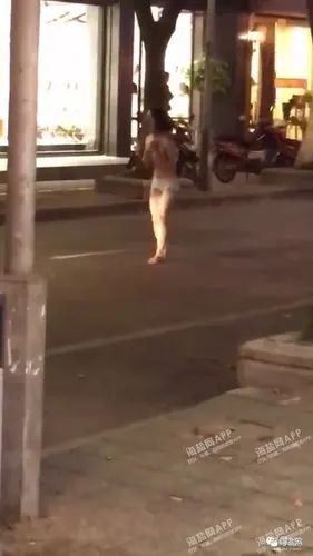 嘉兴街头惊现裸女双手捂胸只穿一条内裤在大马路上