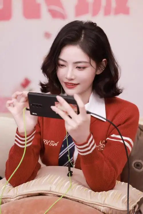 许佳琪超话02@许佳琪kiki#许佳琪和平精英直播#吃鸡目标达成