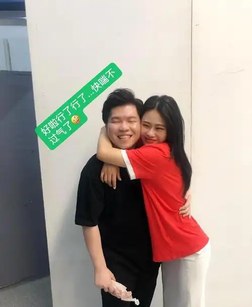 而从男友照片来看,喜欢炫酷rap的袁娅维,在找男朋友方面却并没有找一