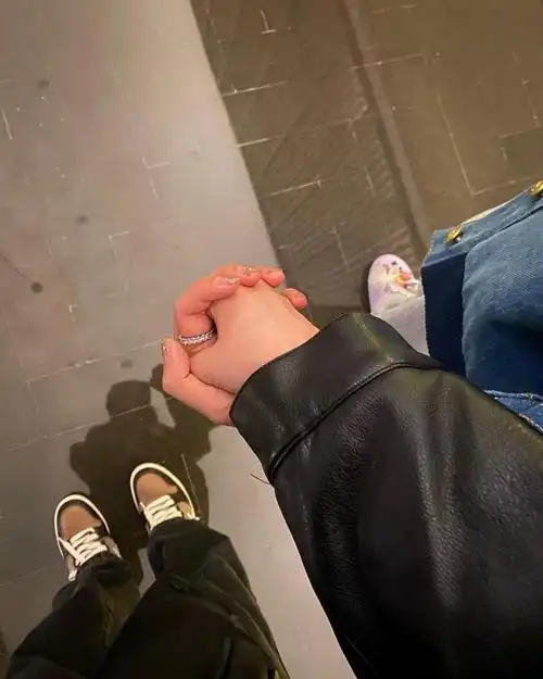 欧阳娜娜放烟花跟男生牵手这是恋爱了吗