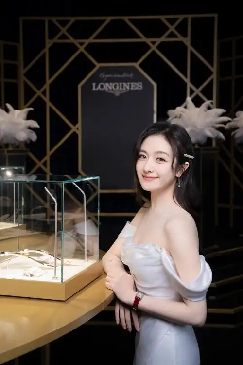 演员@李兰迪佩戴全新#浪琴迷你黛绰维纳#系列,参观@浪琴表#格外优雅