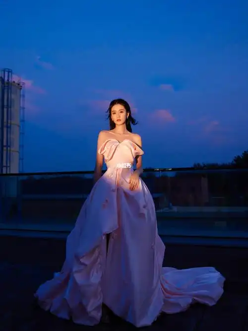 乔欣粉色花瓣礼服造型95化身精灵仙子_礼服_乔欣_婚纱_电影节_明星