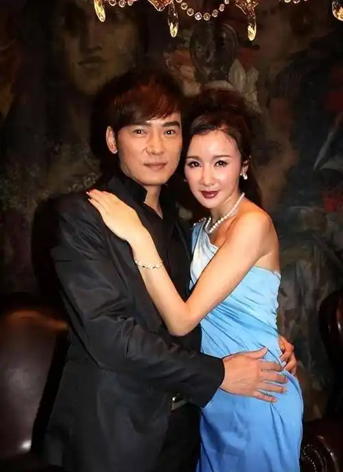 焦恩俊街头献唱,男神背后的故事