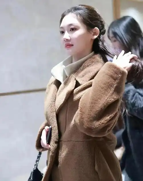 郑恺老婆苗苗颜值惊艳网友直呼不输女明星