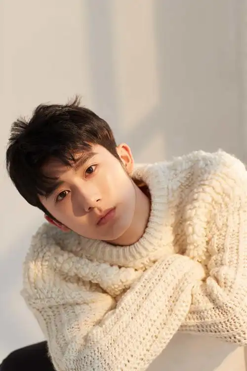 闪光少女男主郝富申首曝写真甜暖笑容吸睛