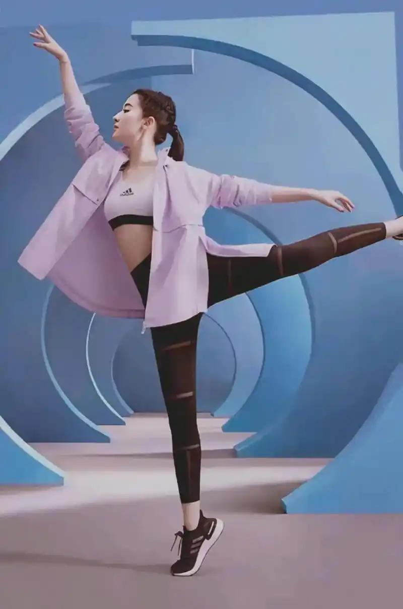 gif创作人# 刘亦菲跳舞的照片,虽然姿势有点凶猛,不太符合她的气质