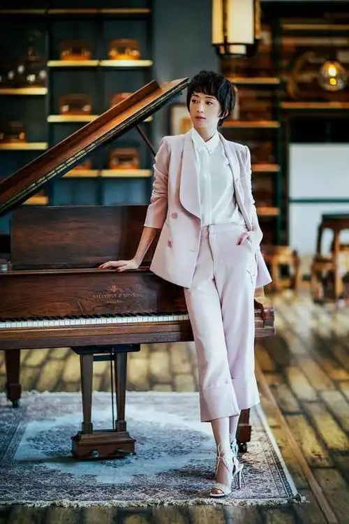 穿搭小经验:粉色西装全套优点:粉红色不管是什么年龄段的女生,都难以