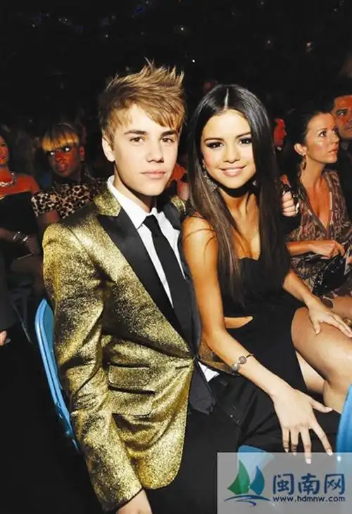 美歌坛小天王贾斯汀·比伯与赛琳娜分手