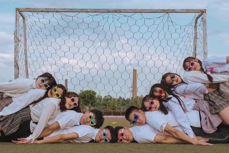 他们纷纷用相机记录下彼此的美好瞬间,大家的花样拍照姿势你get到了吗