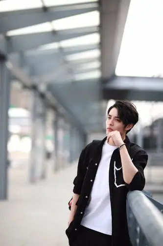 曹佑宁时尚街拍曝光 黑白潮范儿魅力十足