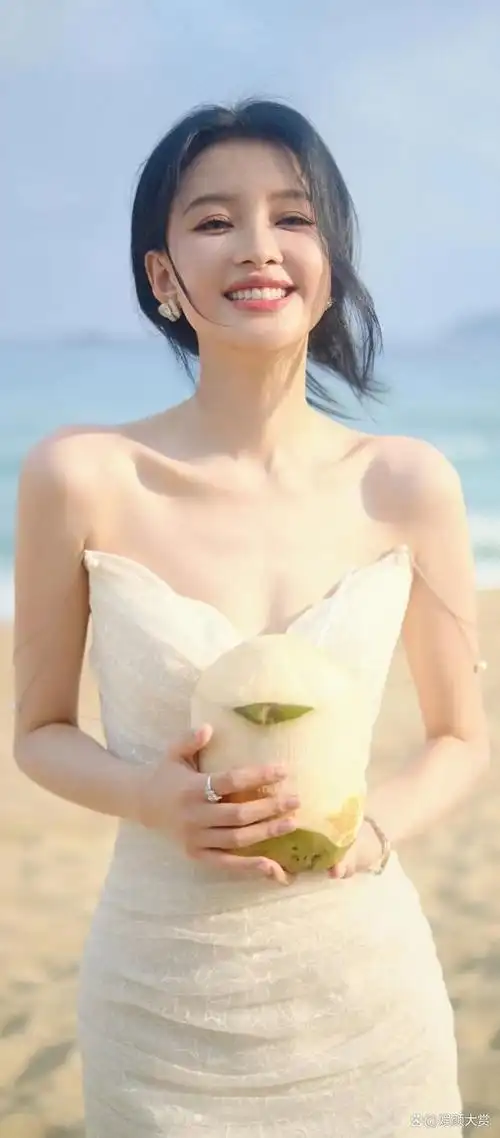 「孙怡性感写真美图」纯白吊带裙,清新靓丽,宛如盛开海边的白莲