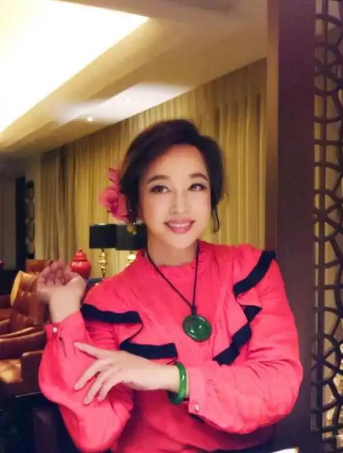 又被刘晓庆惊艳到!穿红衬衫 小黑裤高调庆生,美得像个小姑娘