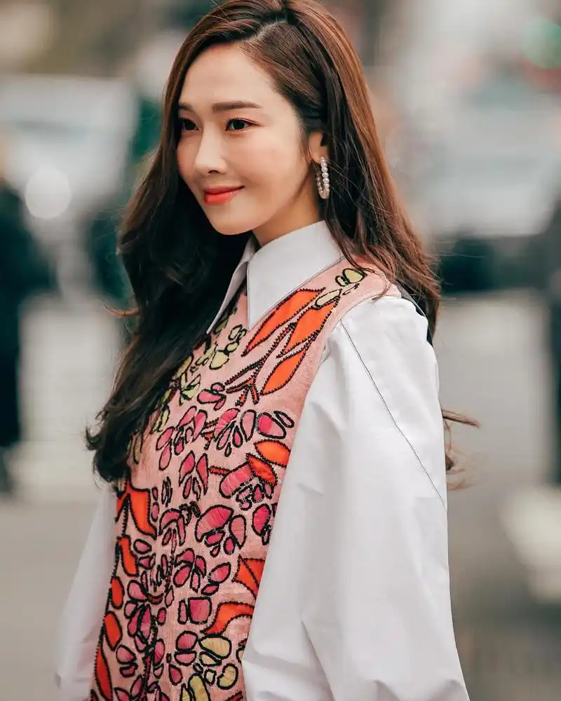 郑秀妍活动穿搭分享 裙子|卡罗琳娜·海莱娜 carolina herrera 包包